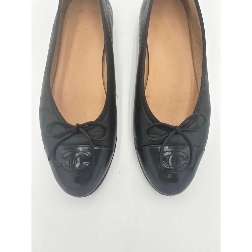 Chanel Cap Toe CC Logo Bow Ballet Flats Black Patent Leather Shoes Size EU 39.5